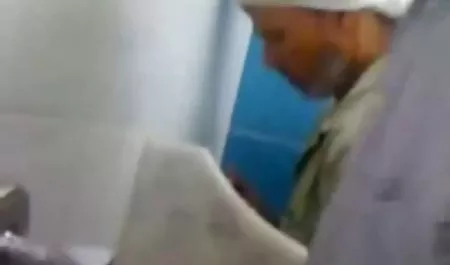 کامل و فیلم سوپر کیر توی کون در حالی که او در حال کار است, زیبایی