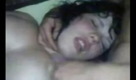 به آهن بدن شروع آلت تناسلی خود را نه به گاییدن زن با کیر مصنوعی خورد